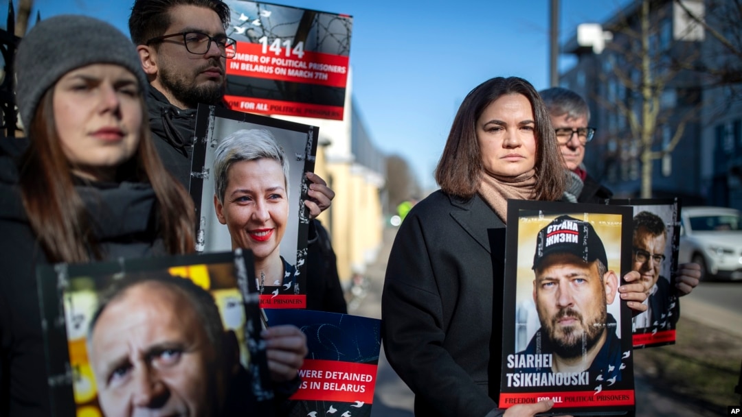 Protest bjeloruskih opozicionara ispred Ambasade Republike Bjelorusije u Vilniusu. 8. mart 2024. (AP Photo/Mindaugas Kulbis).