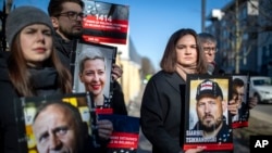 Protest bjeloruskih opozicionara ispred Ambasade Republike Bjelorusije u Vilniusu. 8. mart 2024. (AP Photo/Mindaugas Kulbis).