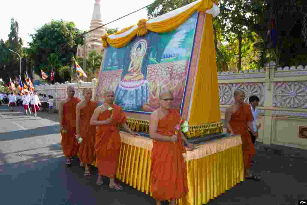 ព្រះសង្ឃ​នៅ​វត្ត​បទុម​វត្តី​ចូលរួម​ក្នុង​ពិធី​ដង្ហែ​ក្បួន​មួយ​នៅ​ថ្ងៃ​បុណ្យ​មាឃបូជា នៅ​ក្រុង​ភ្នំពេញ នា​ថ្ងៃ​អង្គារ ទី​១៩ ខែ​កុម្ភៈ​ ឆ្នាំ២០១៩។ (ណឹម សុភ័ក្រ្តបញ្ញា/VOA) 