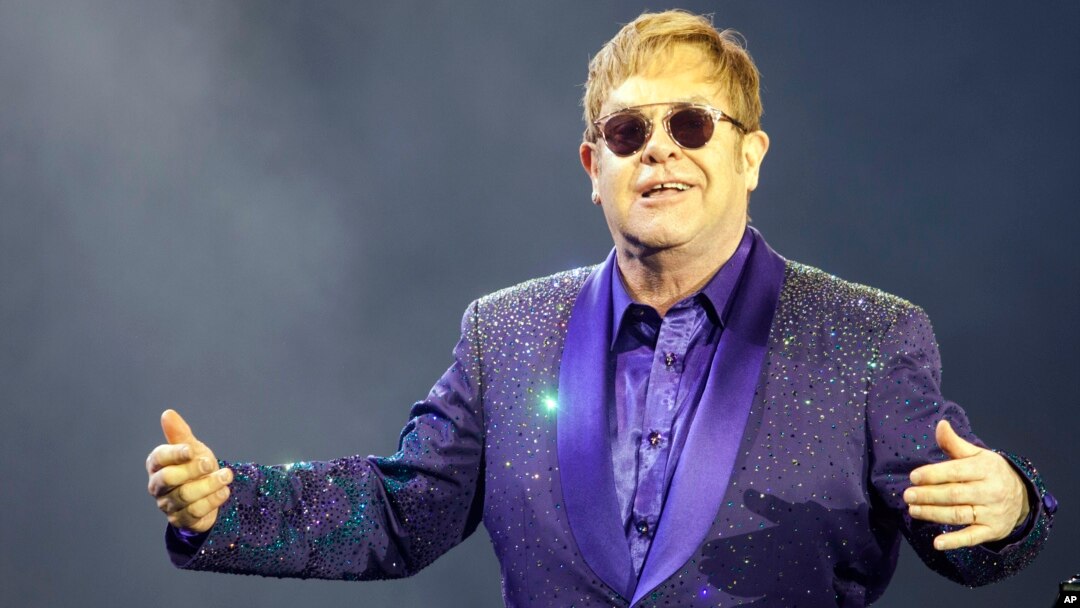 Penyanyi Inggris, Elton John dalam salah satu penampilannya (foto: dok). 