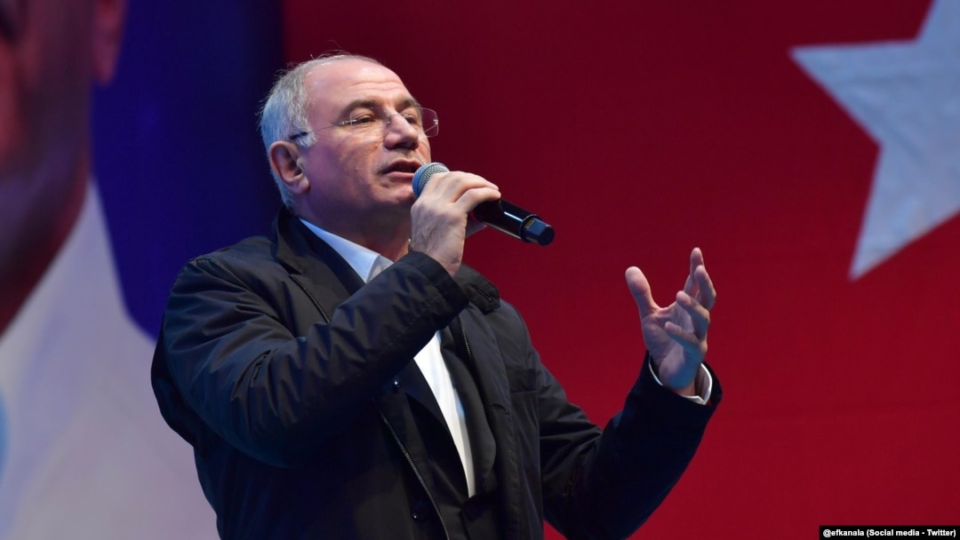 AK Parti Genel Başkanvekili Efkan Âlâ, “Türkiye zaten terörle mücadelede önemli aşamaya gelmiştir. Artık terör örgütünden silahlarını gömmeleri beklenmektedir. Bu çağrıya kulak vererek, terör örgütü kendisini feshederse Türkiye prangalarından kurtulmuş olacak” dedi. 