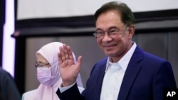 លោក Anwar Ibrahim មេដឹកនាំគណបក្សប្រឆាំងម៉ាឡេស៊ី បន្ទាប់ពីចូលរួមសន្និសីទសារព័ត៌មានមួយ នៅទីក្រុងគូឡាឡាំពួរ ប្រទេសម៉ាឡេស៊ី កាលពីថ្ងៃទី២៣ ខែកញ្ញា ឆ្នាំ២០២០។