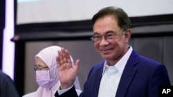 Pemimpin oposisi Malaysia Anwar Ibrahim melambaikan tangannya seusai konferensi pers di Kuala Lumpur, Rabu, 23 September 2020. (AP Photo / Vincent Thian)