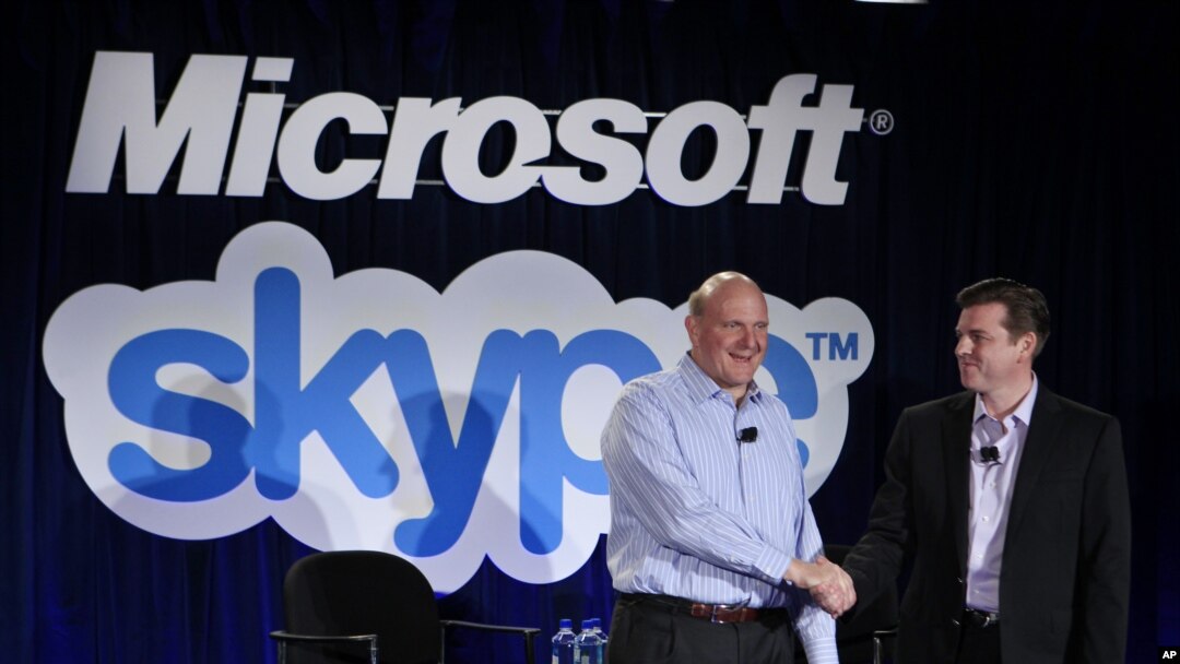 El presidente de Microsoft, Steve Ballmer, izquierda saluda al presidente de Skype, Tony Bates durante el anuncio de la adquisición del sistema Skype por el gigante de los software, en mayo de 2011.