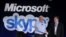 Steve Ballmer de Microsoft (izquierda) y Tony Bates de Skype sellan el trato.
