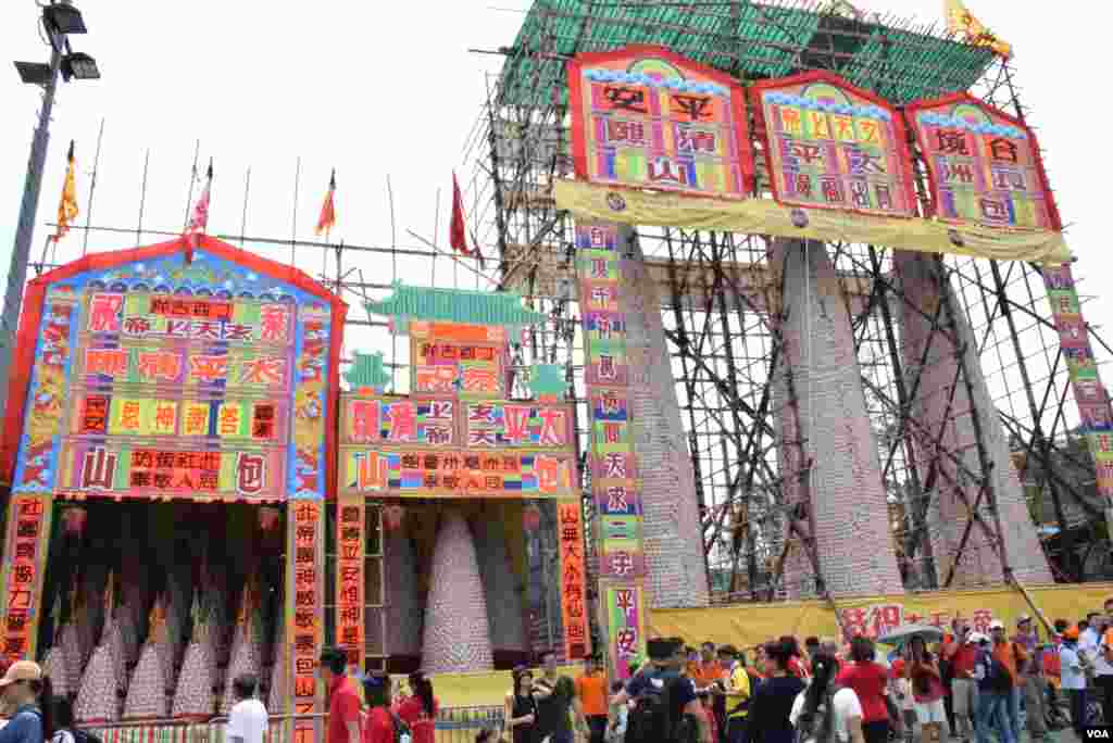 多個不同大小高度的「包山」。(美國之音湯惠芸)