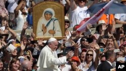 Đức Giáo Hoàng Phanxicô đi ngang qua phía trước bức ảnh Mẹ Teresa tại quảng trường Thánh Phêrô Vatican, ngày 4 tháng 9 năm 2016. 