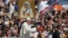 Папа римский Франциск перед портретом матери Терезы в конце церемонии канонизации католической монахини на площади Святого Петра в Ватикане. 4 сентября 2016 г.