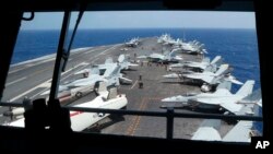 Aviones de combate a bordo del portaaviones de la Armada de los Estados Unidos USS Carl Vinson (CVN 70), están preparados para patrullas aéreas en el Mar de China Meridional, el 3 de marzo de 2017. 