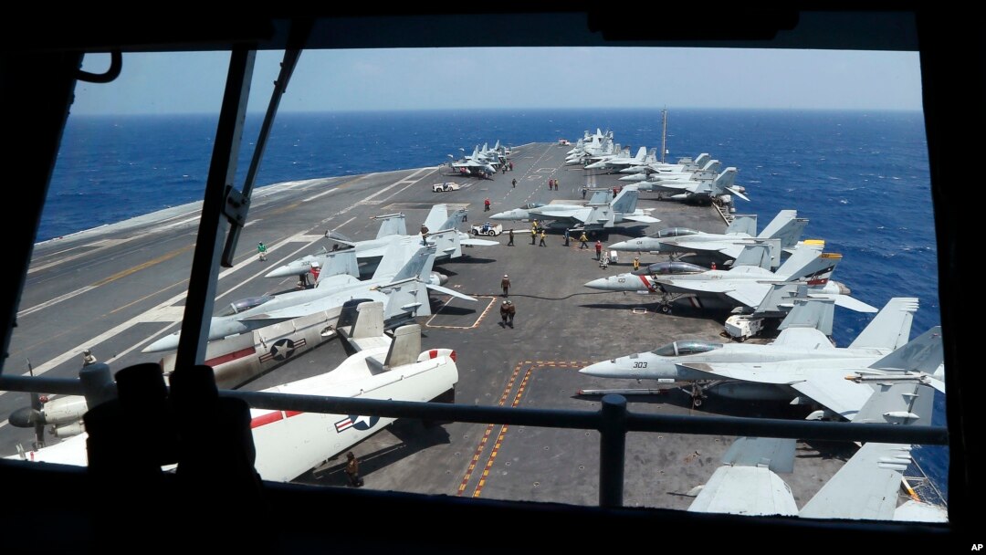 Pesawat-pesawat jet tempur AS siaga di atas geladak kapal induk USS Carl Vinson di Laut China Selatan, Jumat (3/3).