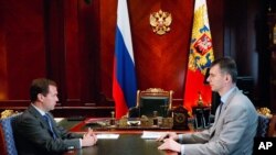 Russian President Dmitry Medvedev (L) speaks with businessman Mikhail Prokhorov during their meeting in the presidential residence at Gorki outside Moscow June 27, 2011.