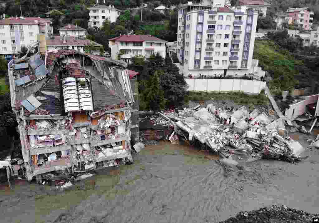 عکس هوایی از ساختمان‌های ویران شده پس از جاری شدن سیل و رانش زمین در استان قسطمونی، ترکیه