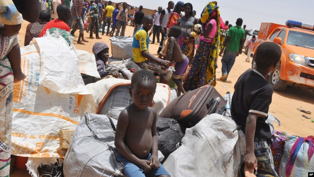 Para pengungsi Nigeria yang dideportasi oleh pasukan Niger tiba di Gaidam, Nigeria (6/5). (AP Photo/Jossy Ola)