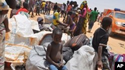 Para pengungsi Nigeria yang dideportasi oleh pasukan Niger tiba di Gaidam, Nigeria (6/5). (AP Photo/Jossy Ola)