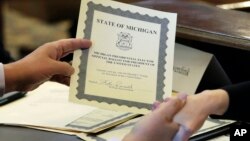 Electoral College elector William Rauwerdink shows off his ballot for president of the United States,Dec. 19, 2016 in Lansing, Michigan. 