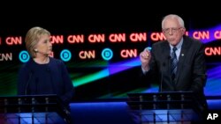 Bernie Sanders et Hillary Clinton débattent à Flint, dans le Michigan, le 6 mars 2016. (AP Photo/Carlos Osorio)