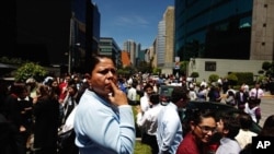3月20号墨西哥发生地震后，办公楼里的工作人员跑出大楼。
