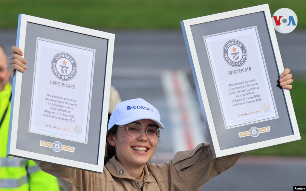 La piloto belga-británica fue galardonada con un récord mundial Guinness luego de su aterrizaje por ser la mujer piloto más joven en dar la vuelta al planeta sola.