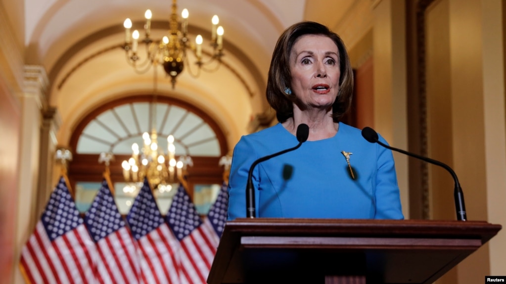 Chủ tịch Hạ viện Hoa Kỳ Nancy Pelosi phát biểu về gói hỗ trợ kinh tế ứng phó dịch virus corona trước một cuộc biểu quyết ở Hạ viện trong Điện Capitol, Washington, ngày 13 tháng 3, 2020.