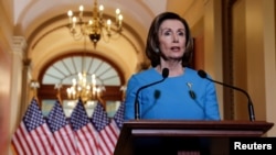 Chủ tịch Hạ viện Hoa Kỳ Nancy Pelosi phát biểu về gói hỗ trợ kinh tế ứng phó dịch virus corona trước một cuộc biểu quyết ở Hạ viện trong Điện Capitol, Washington, ngày 13 tháng 3, 2020.