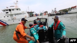 Anggota tim penyelamat bersiap untuk mencari korban selamat dari penerbangan Lion Air JT 610, yang jatuh ke laut, di pelabuhan Jakarta pada 29 Oktober 2018. 