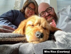 Mira Rice, suami, dan anjing peliharaan mereka. (Foto: Mira Rice)