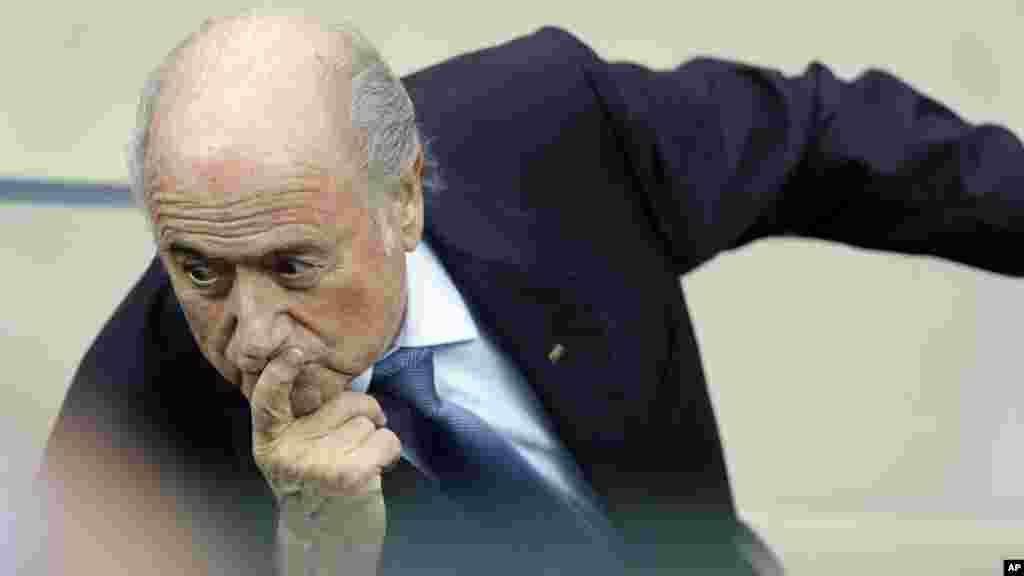 Sepp Blatter looks kabla ya mechi ya nusu fainali ya kombe la dunia baina ya Uholanzi na&nbsp; Argentina huko Sao Paulo, Brazil, July 9, 2014.