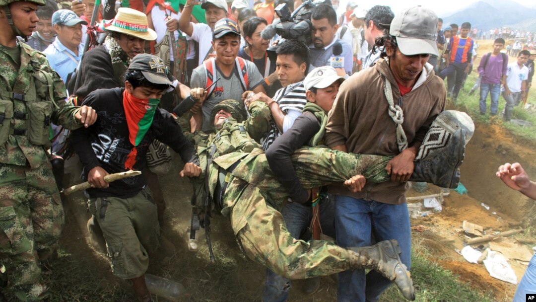 Indígenas Nasa, del Cauca, atacaron a un grupo de soldados en la población de Toribío el pasado mes de julio.
