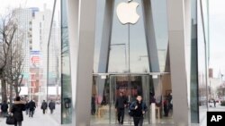 Customers leave the Apple store in Brooklyn, N.Y., Jan. 3, 2019. Apple's warning that its Chinese sales were weakening ratcheted up concerns about the world's second-largest economy and weighed heavily on global markets Thursday.