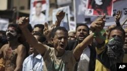 Yemeni protesters chant slogans during a demonstration demanding the resignation of Yemen's president Ali Abdullah Saleh, in Sana'a, Yemen, September 28, 2011.