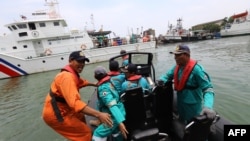 Miembros de un equipo de rescate en el puerto de Yakarta se prepara para la búsqueda del avión de Lion Air que se estrelló en el mar en Indoensia con 188 pasajeros y tripulantes a bordo el lunes, 29 de octubre de 2018.