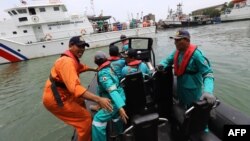 Anggota tim SAR bersiap di pelabuhan untuk memulai pencarian dan evakuasi korban pesawat Lion Air JT610, yang jatuh ke laut, Jakarta, 29 Oktober 2018.