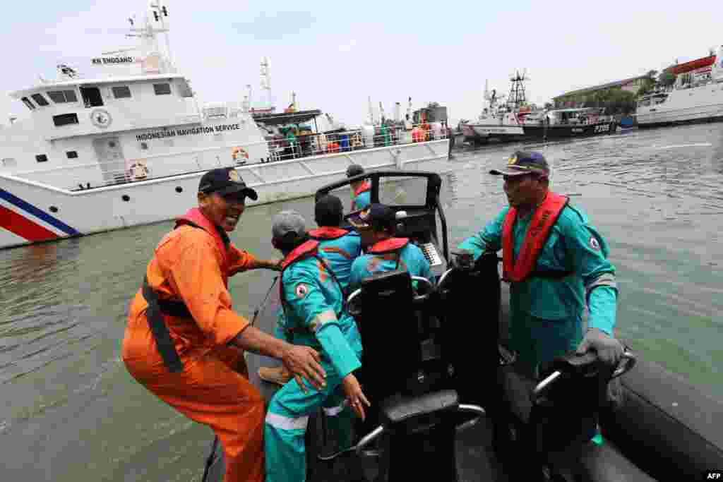 Anggota tim SAR bersiap untuk mencari penyintas dari pesawat Lion Air nomor penerbangan JT610 yang jatuh ke laut, di pelabuhan Tanjung Priok, 29 Oktober 2018.