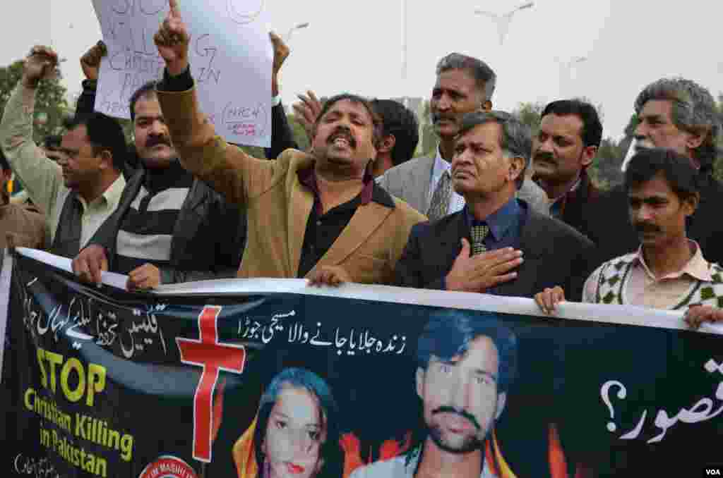 پولیس کے مطابق دونوں میاں بیوی اینٹوں کے بھٹے پر مزدوری کرتے تھے۔ 