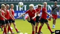 Megan Rapinoe kicks a ball during the U.S. women's national team's practice in Portland, Oregon (September 2011) 