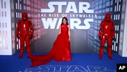 Kelly Marie Tran tại buổi chiếu ra mắt "Star Wars: The Rise of Skywalker," London.
