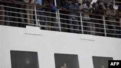 Судно с эвакуированными из осажденного ливийского города Мисурата направляется в порт Бенгази. 5 мая 2011 года