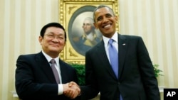 美國總統奧巴馬（右）2013年7月25日在白宮與越南總統張晉創（左）舉行會談。(資料照片)