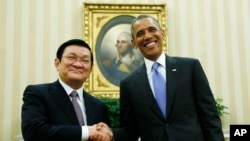 President Barack Obama shakes hands with Vietnam's President Truong Tan Sang during their meeting in the Oval Office. (FILE)