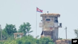 26일 한국 파주에서 바라본 북한군 초소.