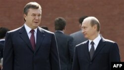 Ліворуч: президент України Віктор Янукович під час зустрічі з російським прем’єром Володимиром Путіним