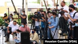 Periodistas en una cobertura en Managua, Nicaragua. Foto Houston Castillo, VOA.