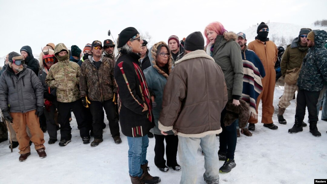 Phyllis Young (tengah) dari suku Standing Rock Sioux berbicara kepada para veteran yang mendukung aksi mereka menentang pembangunan jalur pipa di North Dakota. (Reuters/Terray Sylvester)