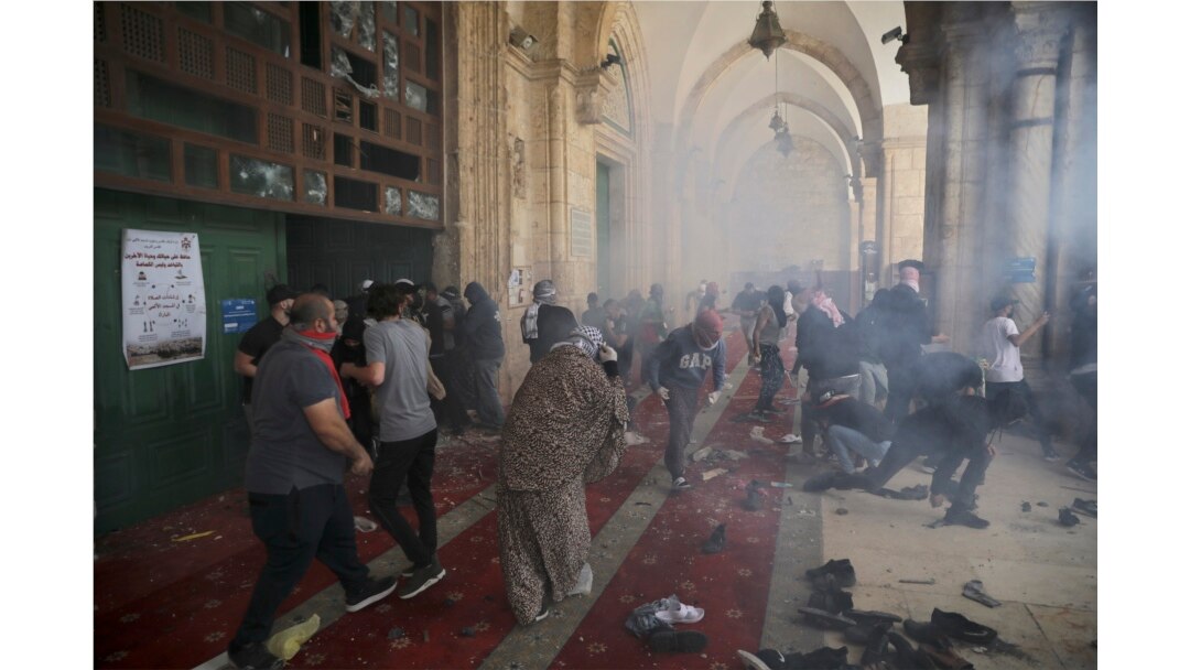 Warga Palestina bentrok dengan pasukan keamanan Israel di kompleks Masjid Al Aqsa di Kota Tua Yerusalem, Senin, 10 Mei 2021.