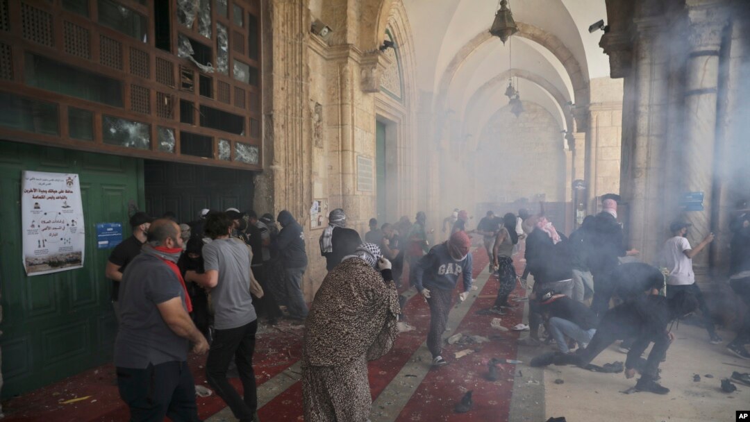 Warga Palestina bentrok dengan pasukan keamanan Israel di kompleks Masjid Al Aqsa di Kota Tua Yerusalem, Senin, 10 Mei 2021. (AP/Mahmoud Illean)