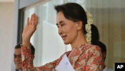 미얀마의 최고 실권자인 아웅산 수치 외교장관 겸 국가자문역이 18일 수도 네피도에서 열린 기자회견을 마치고 손을 흔들고 있다.