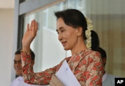 Myanmar's de facto leader and Foreign Minister Aung San Suu Kyi waves as Singapore's Foreign Minister Vivian Balakrishnan leaves following a joint press conference in Naypyitaw, Myanmar, May 18, 2016.