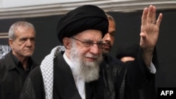 Pemimpin Tertinggi Ayatollah Ali Khamenei dan Presiden Iran Masoud Pezeshkian (kiri) di Teheran pada akhir 12 Juli 2024. (Foto: AFP)