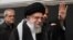 Pemimpin Tertinggi Ayatollah Ali Khamenei dan Presiden Iran Masoud Pezeshkian (kiri) di Teheran pada akhir 12 Juli 2024. (Foto: AFP)