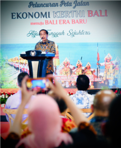 Presiden Jokowi mengimbau eksekusi peta jalan ekonomi kerthi Bali perlu dijalankan sesegera mungkin agar pemulihan ekonomi Bali bisa segera diwujudkan. (Foto: Courtesy/Biro Setpres)